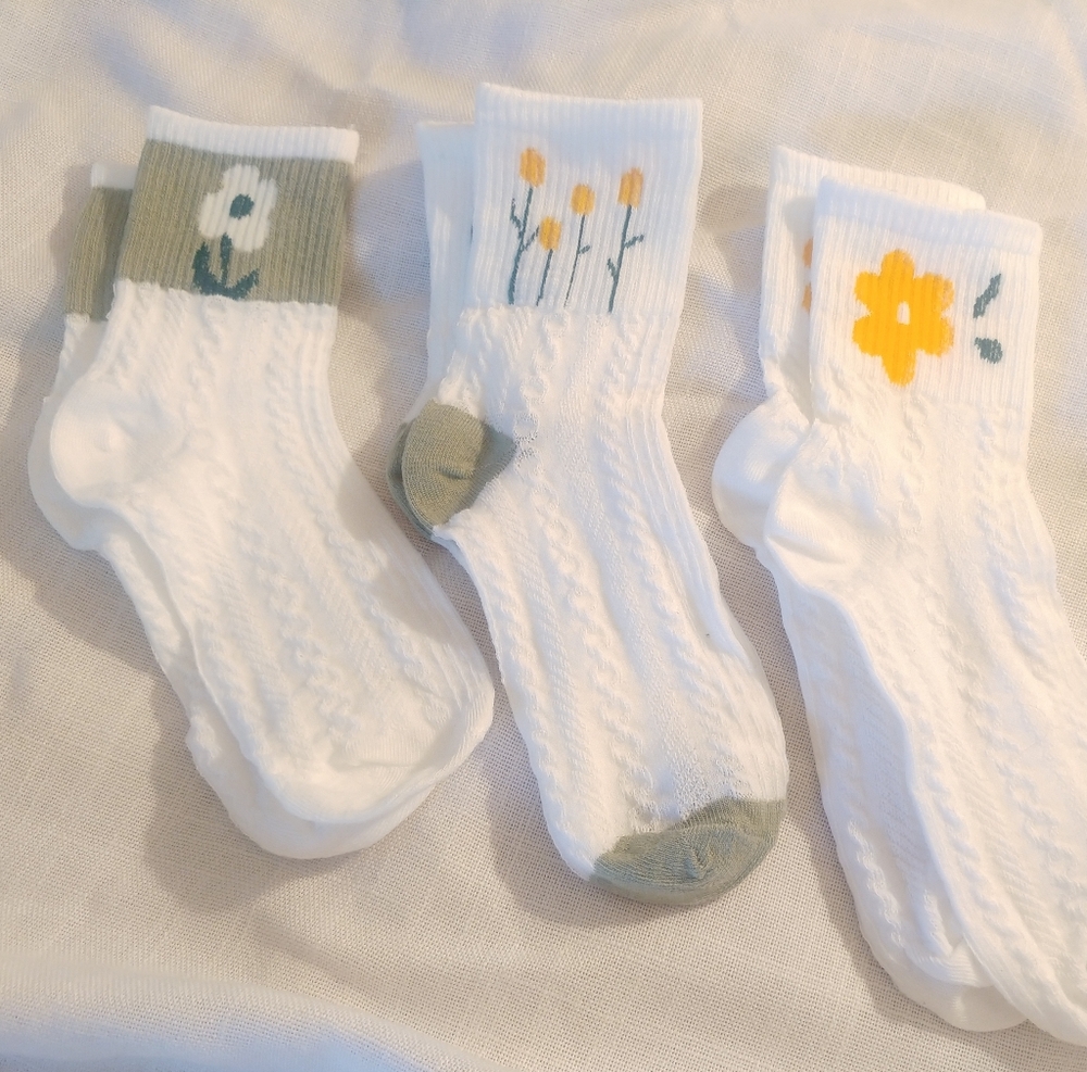 Womens Floral Patterned Socks NWOT